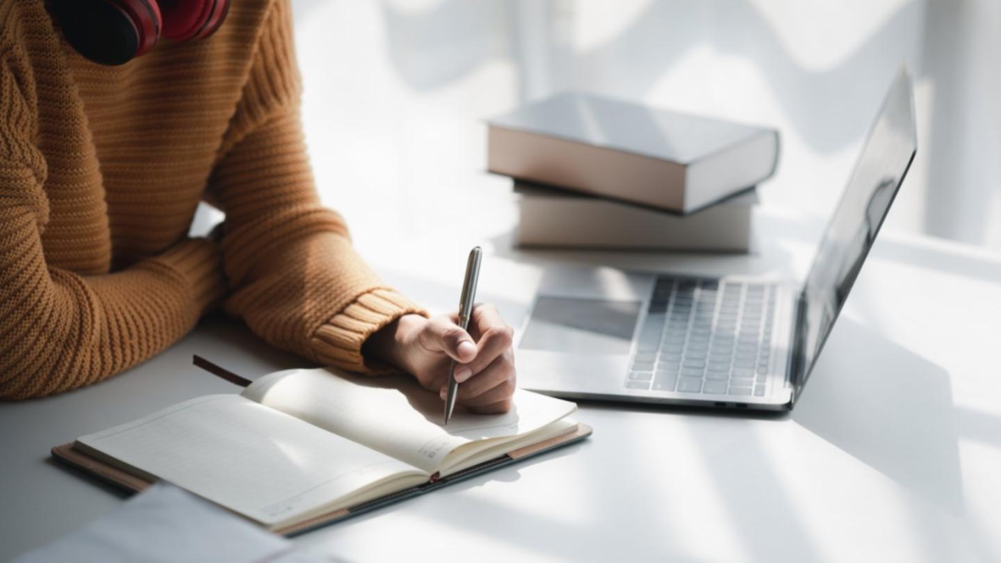 Gruppenarbeit während eines Führungskräfte-Workshops mit fokussierten Teilnehmern