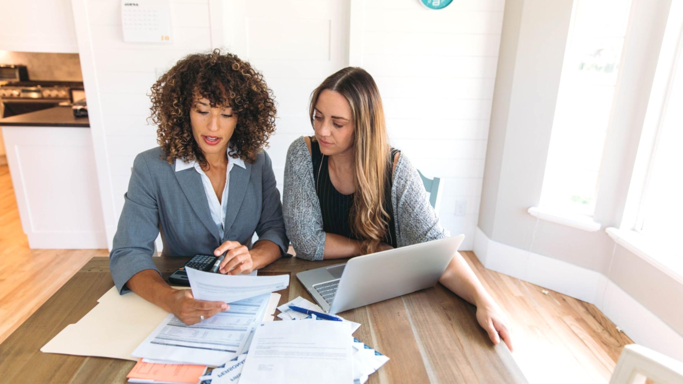 Teilnehmende in einer produktiven Webinar-Diskussion