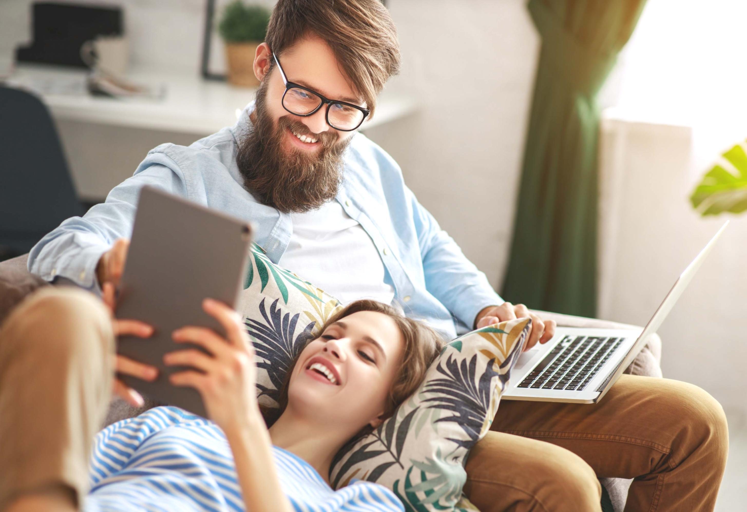 Workshop-Teilnehmer diskutieren Führungsthemen in authentischer Arbeitsatmosphäre